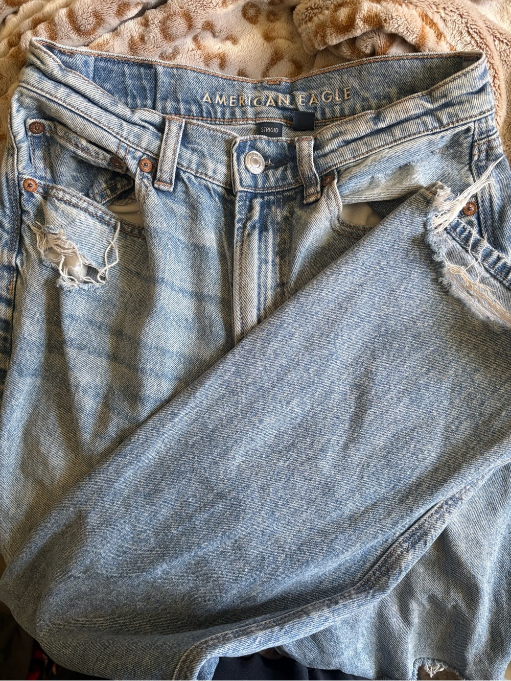 American Eagle Outfitters Light Blue women’s Relaxed Fit Jeans ripped